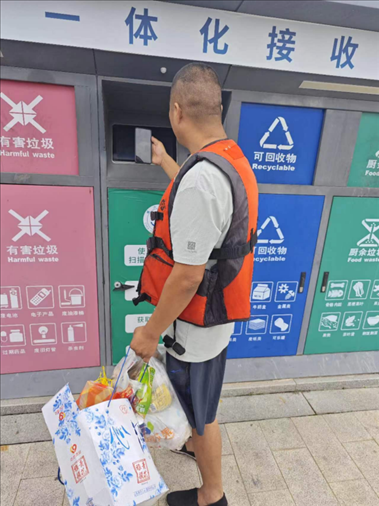 張琪在水上服務(wù)區(qū)處理生活垃圾。人民網(wǎng)記者 黃鈺攝