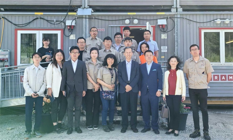 中國駐瑞典大使崔愛民（前排右四）走訪瑞典科達利公司和先導智能公司，并與企業(yè)負責人和部分員工合影。中國駐瑞典大使館供圖