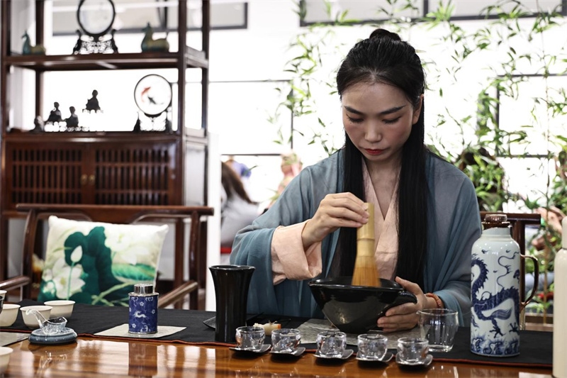 茶藝師現(xiàn)場展示宋式點茶。拉巴特中國文化中心供圖