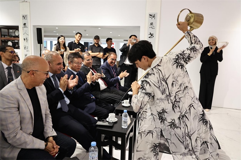 長嘴壺斟茶。拉巴特中國文化中心供圖