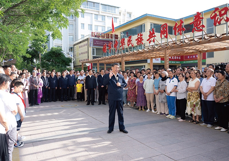 2024年6月19日至20日，中共中央總書記、國(guó)家主席、中央軍委主席習(xí)近平在寧夏考察。這是19日下午，習(xí)近平在銀川市金鳳區(qū)長(zhǎng)城花園社區(qū)考察時(shí)，同社區(qū)居民親切交流。 新華社記者 謝環(huán)馳/攝