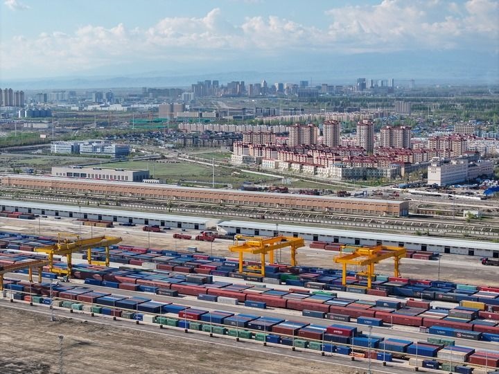 這是2024年4月18日拍攝的霍爾果斯鐵路口岸換裝場(chǎng)（無(wú)人機(jī)照片）。新華社記者 趙戈 攝