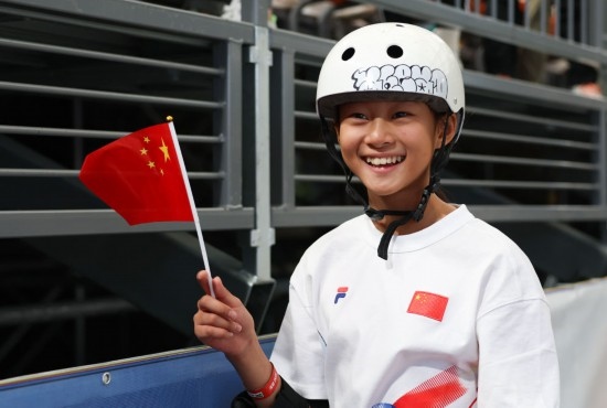 5月16日，巴黎奧運(yùn)會(huì)資格系列賽上海站滑板女子碗池預(yù)賽在上海舉行。圖為鄭好好在比賽后慶祝，她在預(yù)賽中最佳成績(jī)?yōu)?1.73分。新華社記者 王楷焱 攝