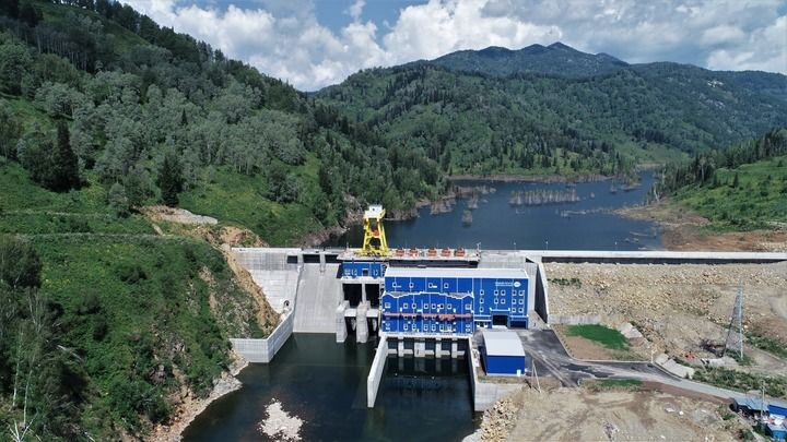 這是2021年7月28日拍攝的哈薩克斯坦圖爾古孫水電站（無(wú)人機(jī)照片）。新華社發(fā)（奧斯帕諾夫攝）