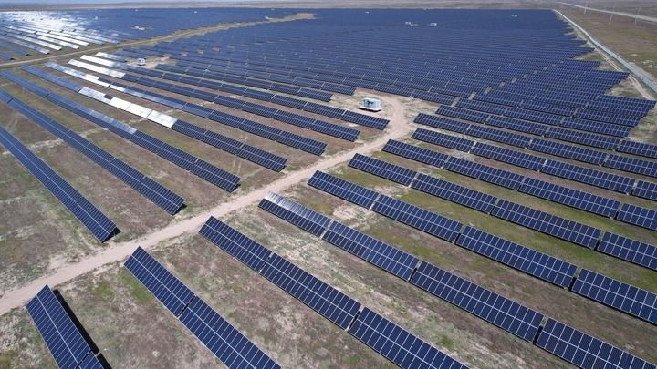 這是2023年5月4日在哈薩克斯坦阿拉木圖州拍攝的卡普恰蓋100兆瓦光伏電站的太陽(yáng)能電池板（無(wú)人機(jī)照片）。新華社發(fā)（奧斯帕諾夫攝）