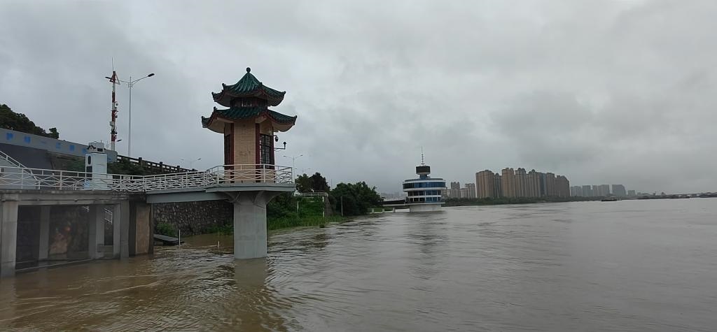 圖為洞庭湖的標(biāo)志性水文站城陵磯站，也被稱為洞庭湖及長(zhǎng)江流域水情“晴雨表”。（湖南省洞庭湖水利事務(wù)中心供圖）