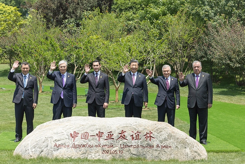 2023年5月19日，首屆中國(guó)—中亞峰會(huì)結(jié)束后，習(xí)近平主席和中亞五國(guó)元首共同種下6棵石榴樹，象征中國(guó)同中亞緊密團(tuán)結(jié)合作。新華社記者 劉彬 攝
