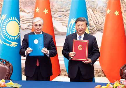 2023年5月17日下午，國(guó)家主席習(xí)近平在西安同來(lái)華出席中國(guó)—中亞峰會(huì)并進(jìn)行國(guó)事訪問(wèn)的哈薩克斯坦總統(tǒng)托卡耶夫會(huì)談。會(huì)談后，兩國(guó)元首簽署了《中華人民共和國(guó)和哈薩克斯坦共和國(guó)聯(lián)合聲明》，共同見證簽署經(jīng)貿(mào)、能源、交通、農(nóng)業(yè)、互聯(lián)互通、人文、地方等領(lǐng)域多項(xiàng)雙邊合作文件。新華社記者 黃敬文 攝
