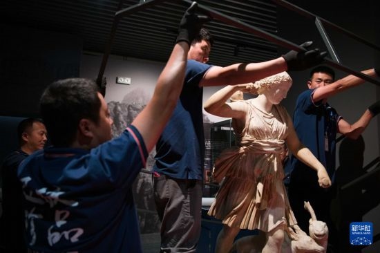 7月2日，工作人員將開(kāi)箱后的古希臘文物放置在展臺(tái)上。新華社記者 張端 攝