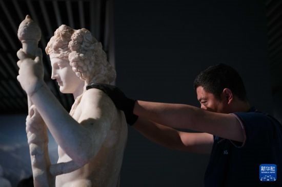 7月2日，工作人員將開(kāi)箱后的古希臘文物放置在展臺(tái)上。新華社記者 張端 攝