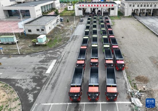 7月2日，車輛在巴克圖口岸辦理通關(guān)手續(xù)（無人機(jī)照片）。新華社發(fā)（馬丁 攝）