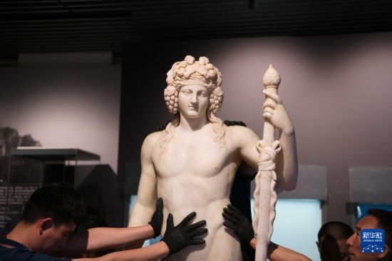 7月2日，工作人員將開(kāi)箱后的古希臘文物放置在展臺(tái)上。新華社記者 張端 攝