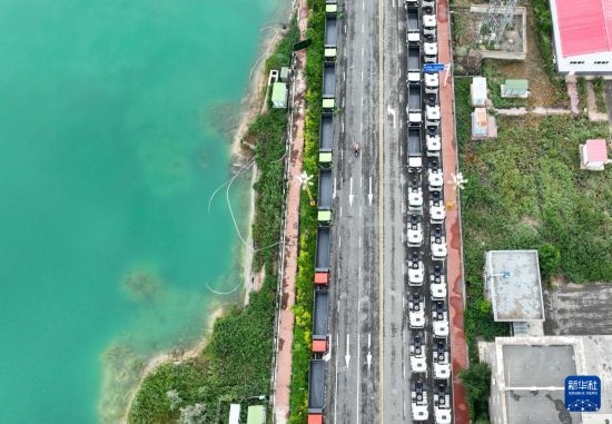 7月2日，車輛在巴克圖口岸有序出境（無人機(jī)照片）。新華社發(fā)（馬丁 攝）