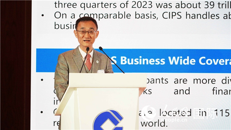 跨境銀行間支付清算有限責(zé)任公司總裁許再越發(fā)言。 人民網(wǎng) 張茜 攝