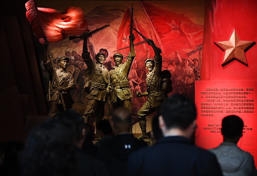 圖為2024年5月9日，游客在延安革命紀念館參觀。 新華社記者 張博文 攝