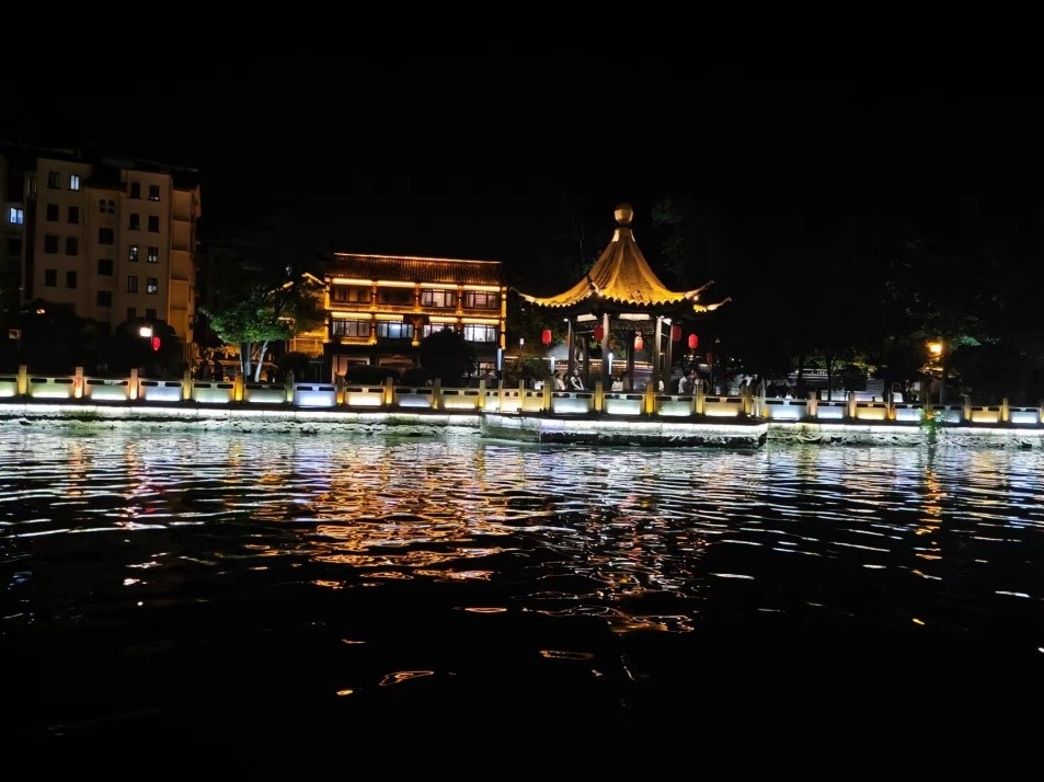 里運(yùn)河文化長(zhǎng)廊夜景。人民網(wǎng)記者 黃鈺攝