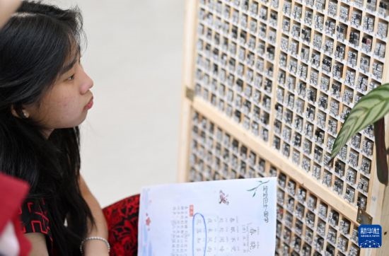 7月3日，外國學生在了解中國的活字印刷。新華社記者 李然 攝