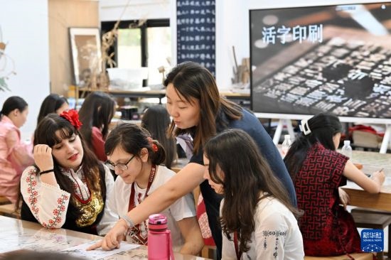 7月3日，外國學生在了解中國文化。新華社記者 李然 攝