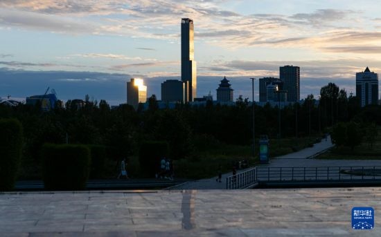這是7月2日拍攝的哈薩克斯坦首都阿斯塔納市中心的建筑群。新華社記者 白雪騏 攝