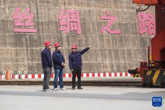 中哈兩國工作人員在中哈連云港物流合作基地交流（2023年5月10日攝）。新華社記者 季春鵬 攝