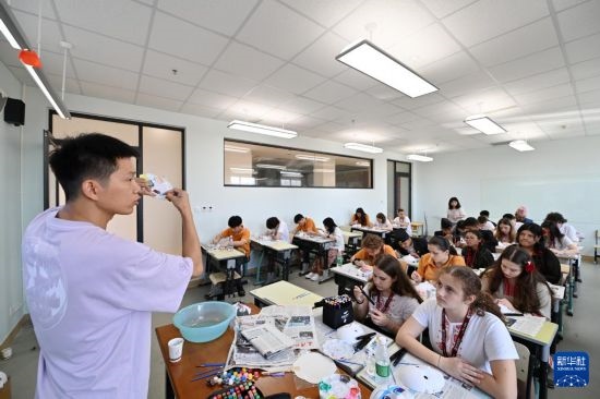 7月3日，外國學生在學習繪制京劇臉譜。新華社記者 李然 攝