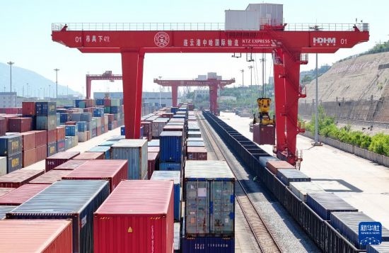 6月30日，在中哈連云港物流合作基地，大型機械在吊裝集裝箱（無人機照片）。新華社發(fā)（王健民 攝）
