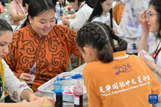 7月3日，外國學生在了解中國的染布技術(shù)。新華社記者 李然 攝