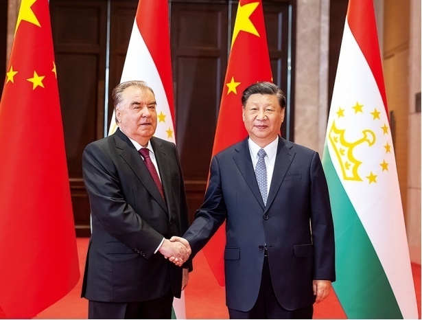 2023年5月，國家主席習(xí)近平在西安同來華出席中國—中亞峰會并進(jìn)行國事訪問的塔吉克斯坦總統(tǒng)拉赫蒙會談。新華社記者 丁海濤 攝