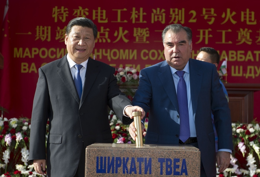 2014年9月13日，國家主席習(xí)近平和塔吉克斯坦總統(tǒng)拉赫蒙在杜尚別共同出席中塔兩國重大合作項目——杜尚別2號熱電廠一期工程竣工儀式、二期工程開工儀式。這是習(xí)近平和拉赫蒙一同將裝有兩國元首簽名二期工程奠基紀(jì)念頁的金色金屬管放入水泥墩中。新華社記者 黃敬文 攝