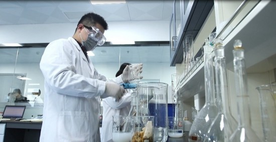 中國科學(xué)院贛江創(chuàng)新研究院科研人員在做實驗。