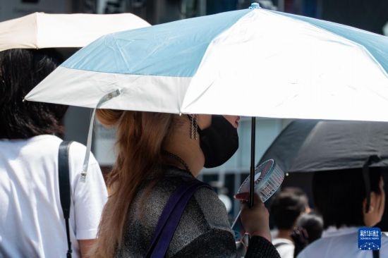 7月4日，人們在日本東京原宿的街道上等待紅綠燈。新華社記者 張笑宇 攝
