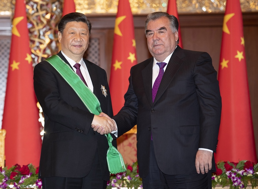2019年6月15日，國家主席習(xí)近平在杜尚別出席儀式，接受塔吉克斯坦總統(tǒng)拉赫蒙授予“王冠勛章”。新華社記者 沙達(dá)提 攝