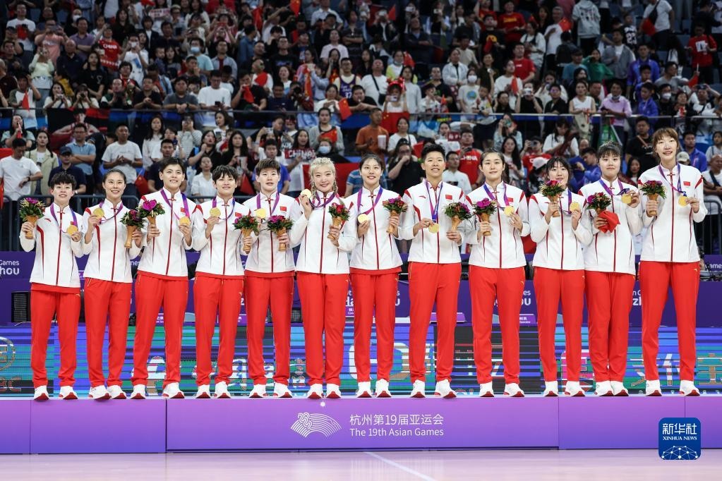 2023年10月5日，在杭州亞運(yùn)會籃球項目女子決賽中，中國隊以74比72戰(zhàn)勝日本隊，奪得冠軍。圖為中國隊球員在頒獎儀式上。新華社記者 潘昱龍 攝