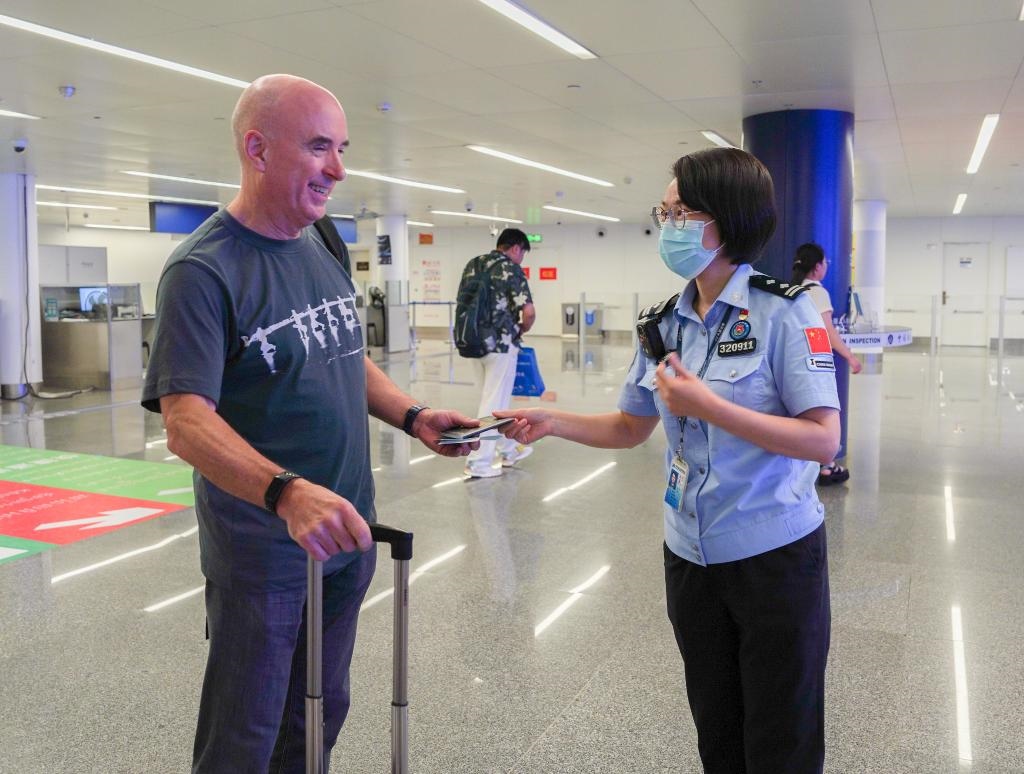  7月2日，南寧邊檢站移民管理警察引導(dǎo)外籍旅客有序通關(guān)。（南寧邊檢站供圖）