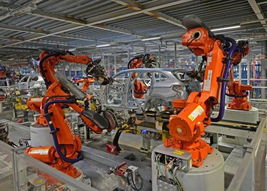 在華晨寶馬沈陽鐵西工廠車身車間，機器臂在焊接車身（2022年2月16日攝）。新華社記者 楊青 攝
