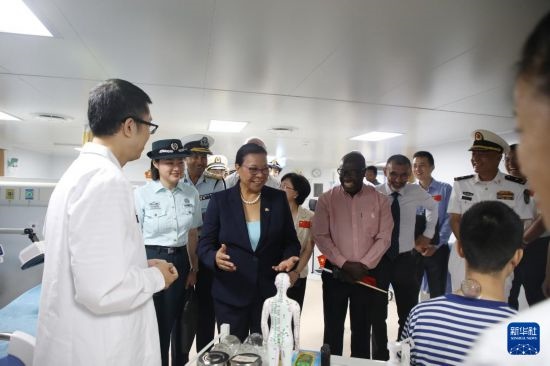 7月5日，塞舌爾衛(wèi)生部長維多在中國海軍“和平方舟”號(hào)醫(yī)院船上參觀中醫(yī)診室。新華社發(fā)（劉志磊 攝）