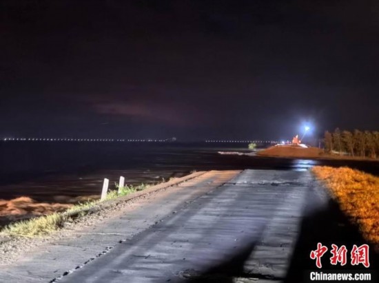  7月6日凌晨，湖南岳陽(yáng)華容縣團(tuán)洲垸洞庭湖一線堤防決口現(xiàn)場(chǎng)。中新社記者 白祖偕 攝