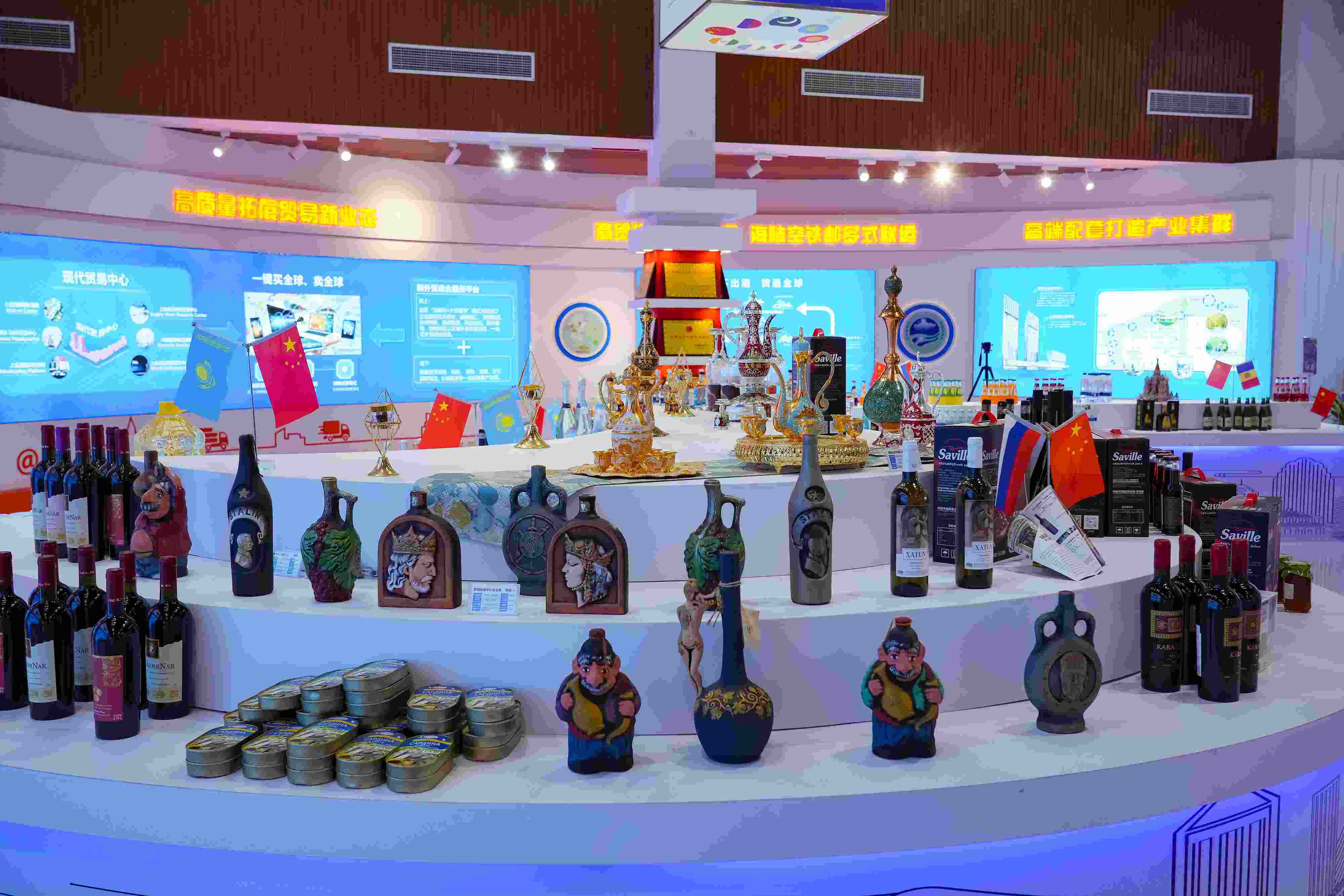 2022年10月19日，青島，上合示范區(qū)展出的上合組織國家特色商品。