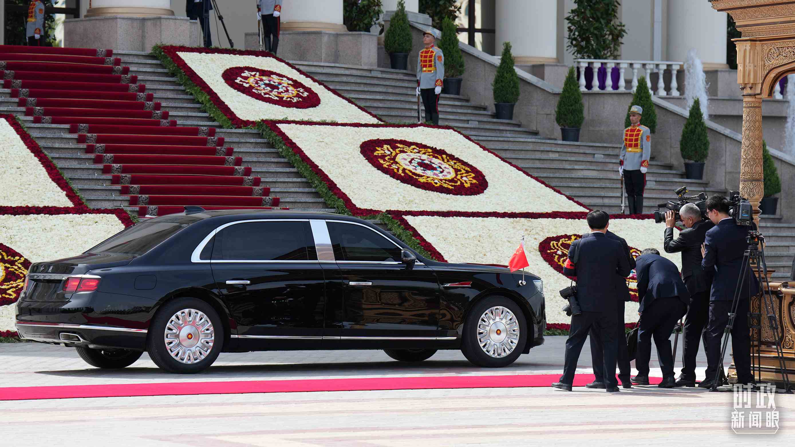 △習(xí)主席乘坐的紅旗車抵達(dá)塔總統(tǒng)府。（總臺(tái)記者李晉拍攝）