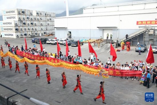 這是7月5日在塞舌爾維多利亞新港碼頭拍攝的歡迎儀式。新華社發(fā)（劉志磊 攝）