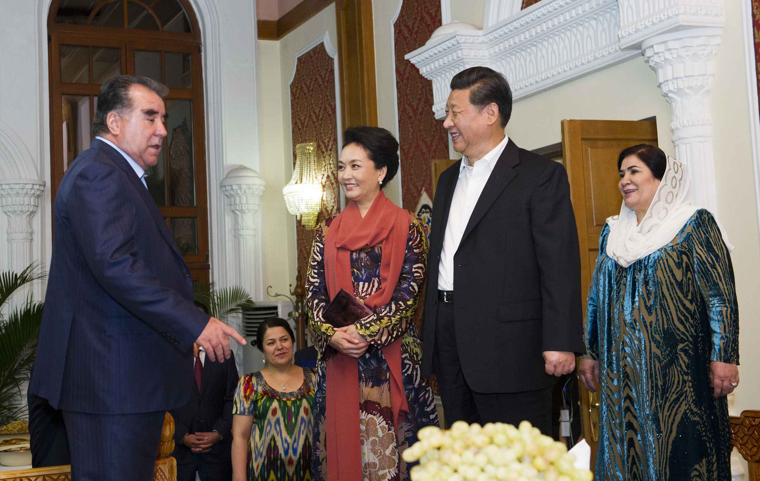 2014年9月12日，習(xí)近平主席在杜尚別出席塔吉克斯坦總統(tǒng)拉赫蒙舉行的家宴。這是習(xí)近平主席和夫人彭麗媛在拉赫蒙夫婦陪同下參觀總統(tǒng)官邸。
