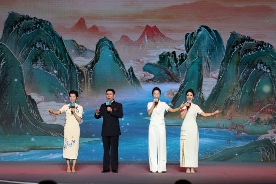 四位戲曲演員同臺獻唱。
