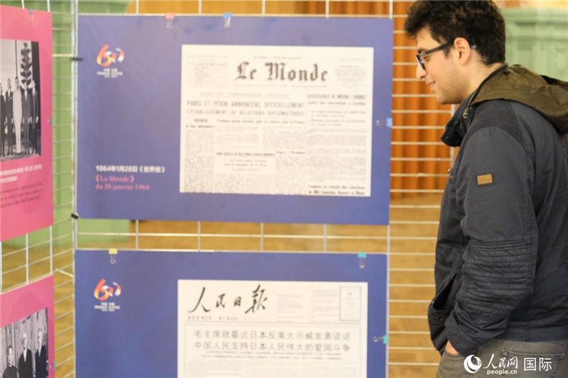 蒙達(dá)爾紀(jì)市民駐足“中法建交六十周年”圖片展。人民網(wǎng)記者 于超凡攝
