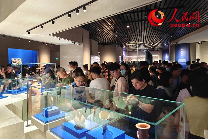 游客在上海博物館人民廣場(chǎng)館內(nèi)參觀。人民網(wǎng)記者 韋衍行攝