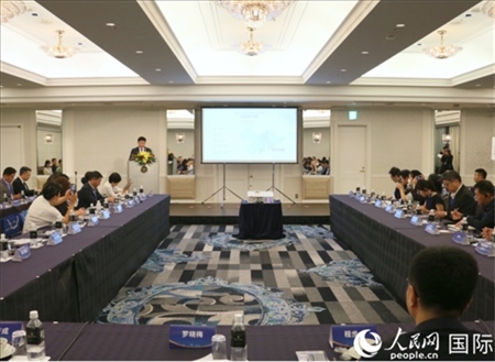 深圳市光明區(qū)委常委、副區(qū)長王芳成介紹光明科學(xué)城。人民網(wǎng) 許可攝