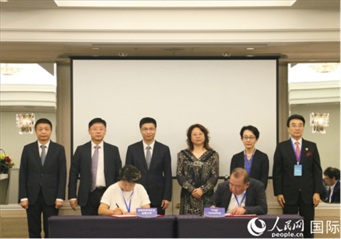 雙方企業(yè)簽訂交流與合作協(xié)議。人民網(wǎng) 許可攝