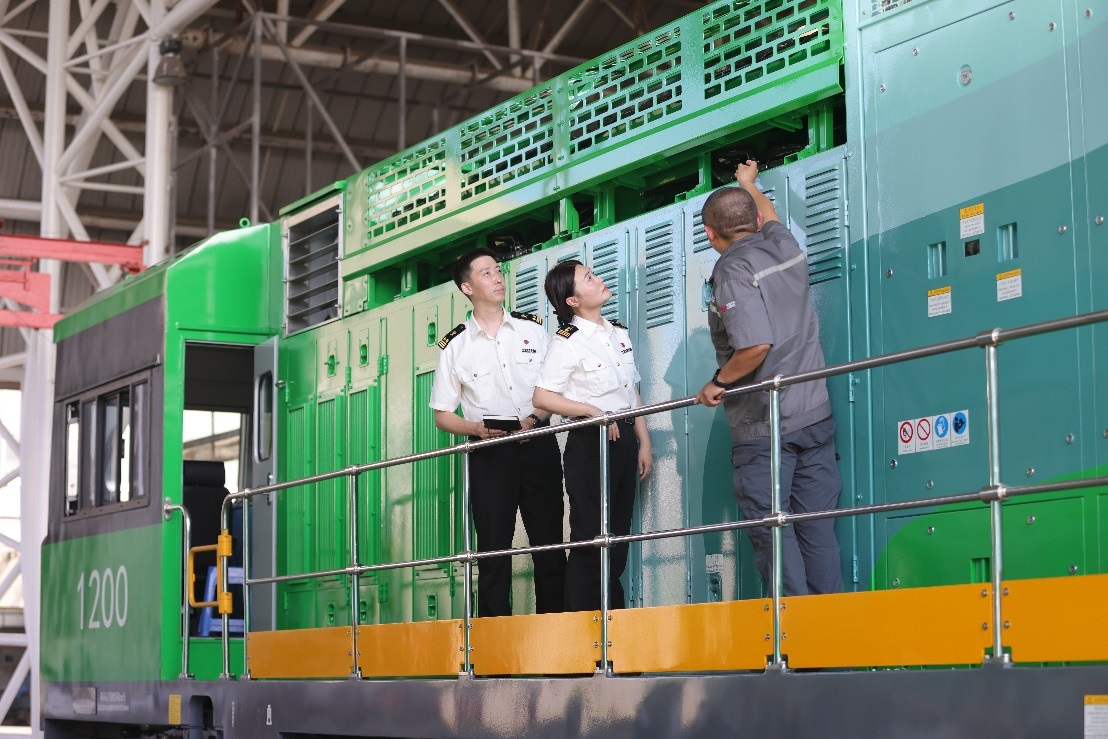 常州海關(guān)關(guān)員了解氫能源機車生產(chǎn)流程。魏幫軍攝