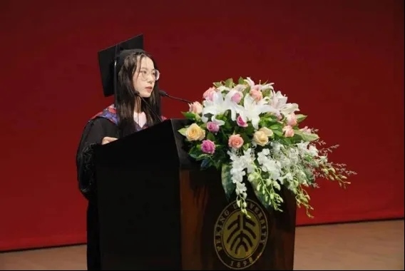 鐘芳蓉在北京大學(xué)考古文博學(xué)院畢業(yè)典禮上發(fā)言。校方供圖