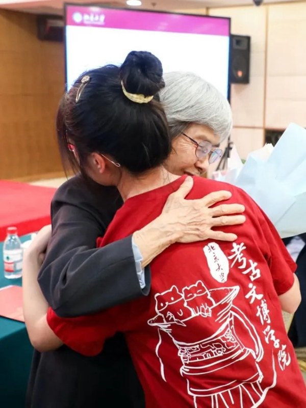 2023年，在校友向母校捐贈(zèng)儀式上，鐘芳蓉與樊錦詩(shī)擁抱。校方供圖