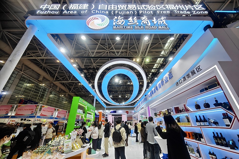 2024年3月18日，第四屆中國跨境電商交易會在福建福州開幕。展會聚焦“鏈接跨境全流域 共建電商新生態(tài)”，集聚全國80余個外貿(mào)產(chǎn)業(yè)帶的上千家供應(yīng)鏈企業(yè)。